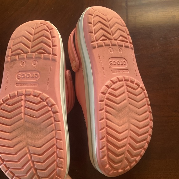 🦊 Pink/peach crocs with charms. - Picture 6 of 8